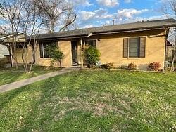 Twin Crest Dr