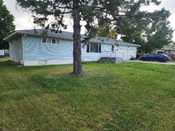  Leslie Ave E