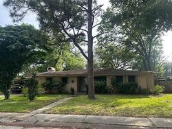  Oaks Dr