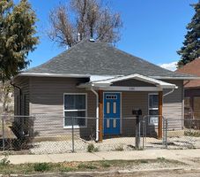  E 8th St