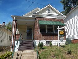  E 32nd St