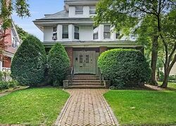  E 17th St