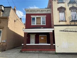  E 9th St