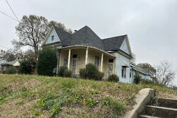  Breedlove St