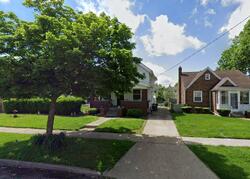  E Lake St